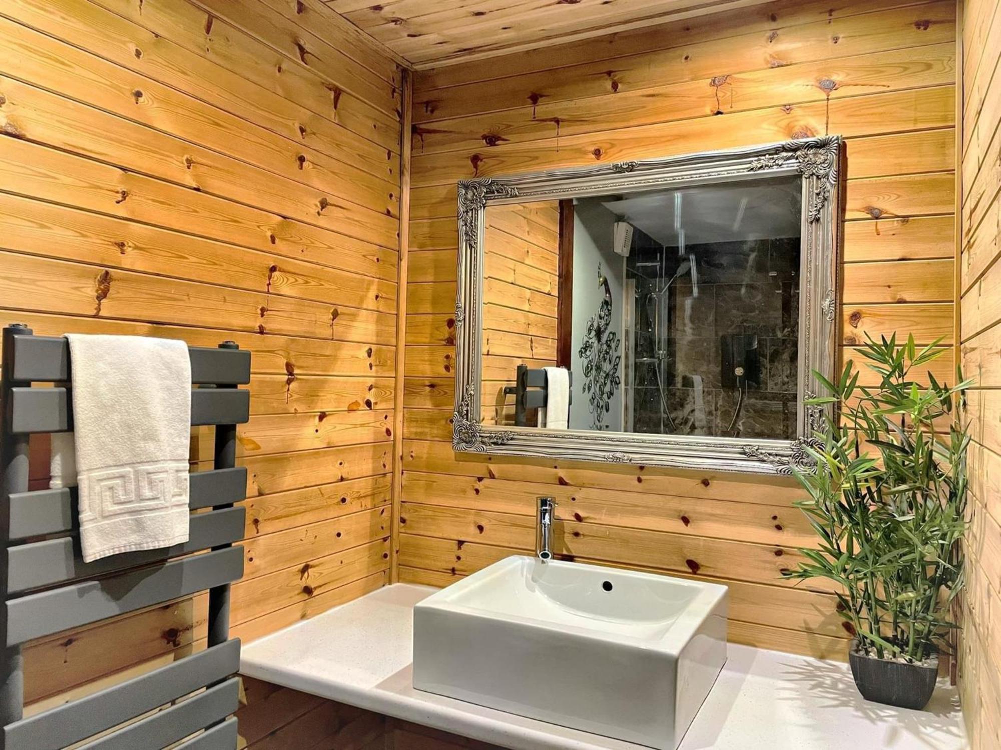 Wren 8-Hot Tub-Woodland Lodges-St Clears-Carmarthen-Tenby Exterior foto