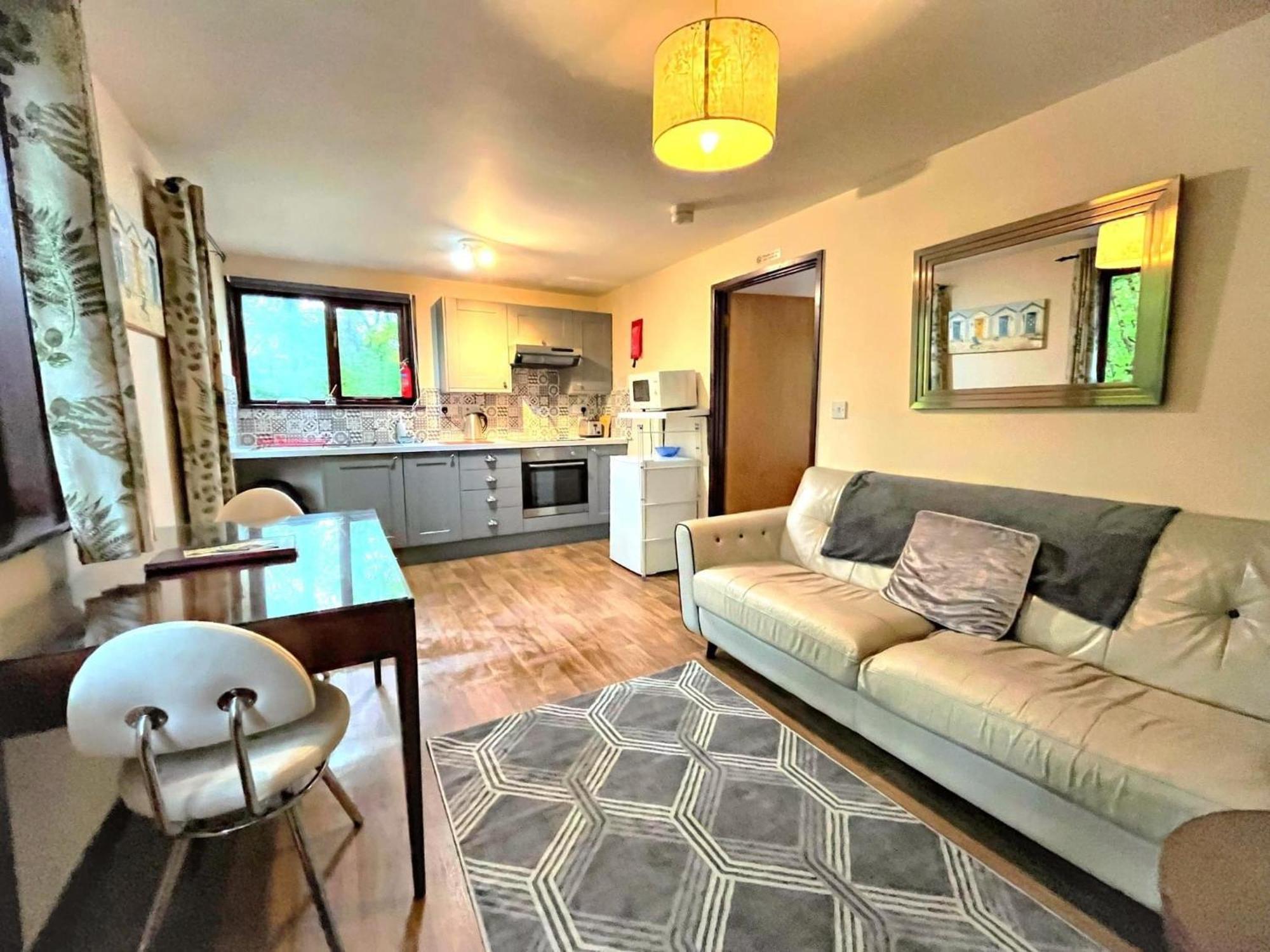 Wren 8-Hot Tub-Woodland Lodges-St Clears-Carmarthen-Tenby Exterior foto